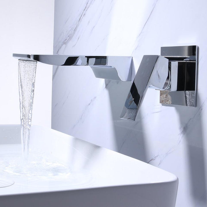 Moderne sensor wandkraan met watervaluitloop geïnstalleerd in een strakke badkamer. Contactloos en stijlvol.