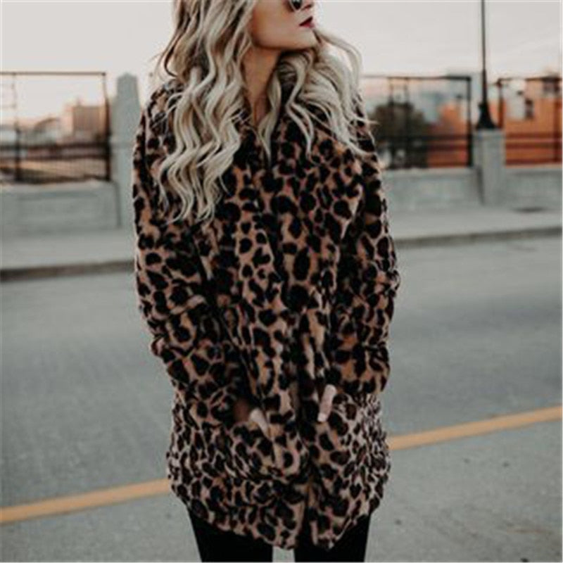 Warme damesjas met opvallende luipaardprint van fauxbont. Stijlvolle en comfortabele bovenkleding voor de modebewuste vrouw.
