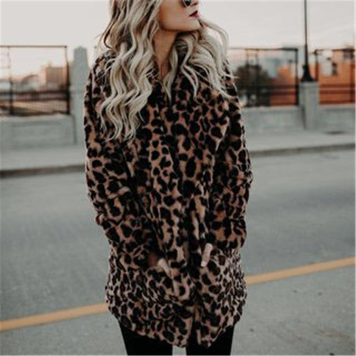 Warme damesjas met opvallende luipaardprint van fauxbont. Stijlvolle en comfortabele bovenkleding voor de modebewuste vrouw.