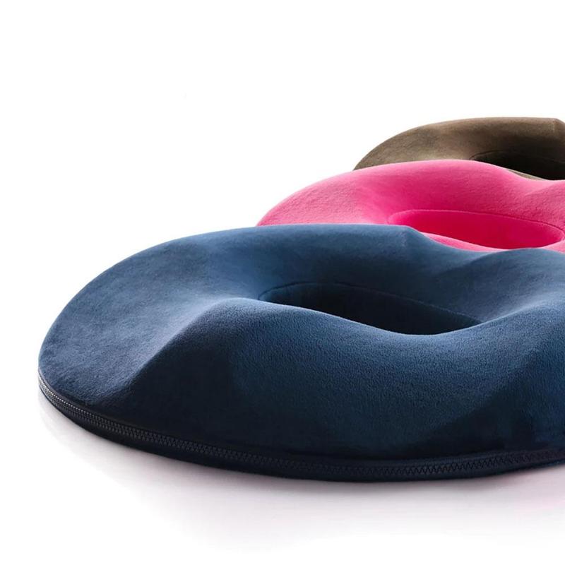 Ergonomisch zitkussen traagschuim grijs voor aambeien & stuitpijn verlichting, ideaal voor kantoorstoel.