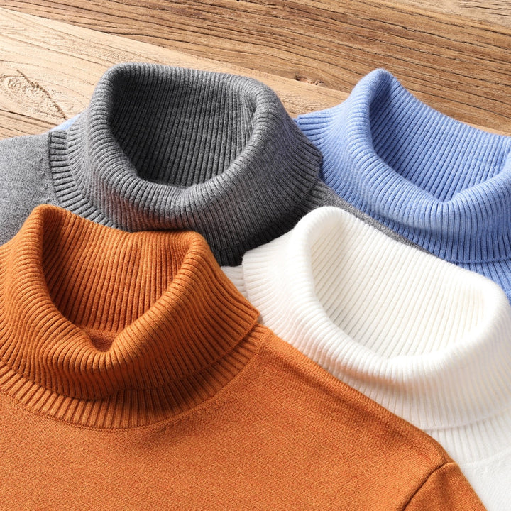 Man draagt comfortabele blauwe heren coltrui, ideaal voor herfstkleding en warme mannenmode.