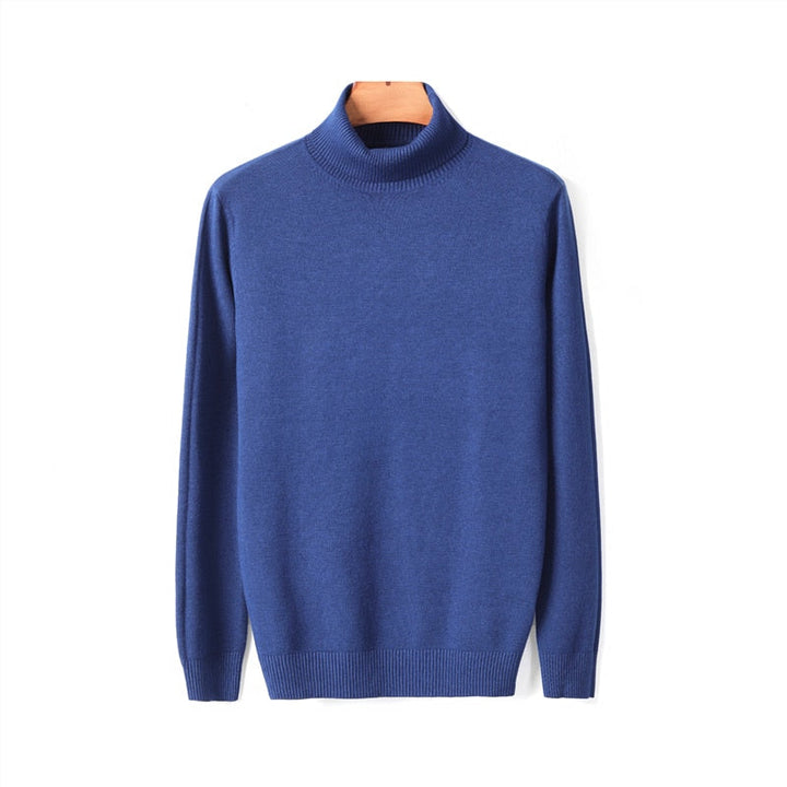 Mannenmode essentials: een bruine heren coltrui, ideaal voor een aardse herfstlook.