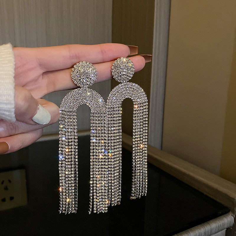 Dames sieraden: feestelijke statement oorbellen, zilverkleurig, om je outfit af te maken.
