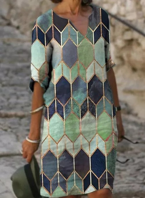 Zachte en comfortabele dames midi zomerjurk. Elegante stijl voor vrouwenmode en warme dagen.