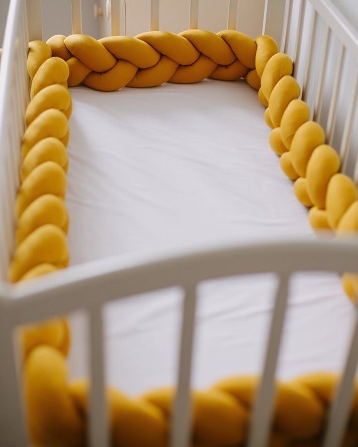 Ademend gevlochten newborn kussen, ontworpen voor optimale babyveiligheid en comfort in een wiegje.