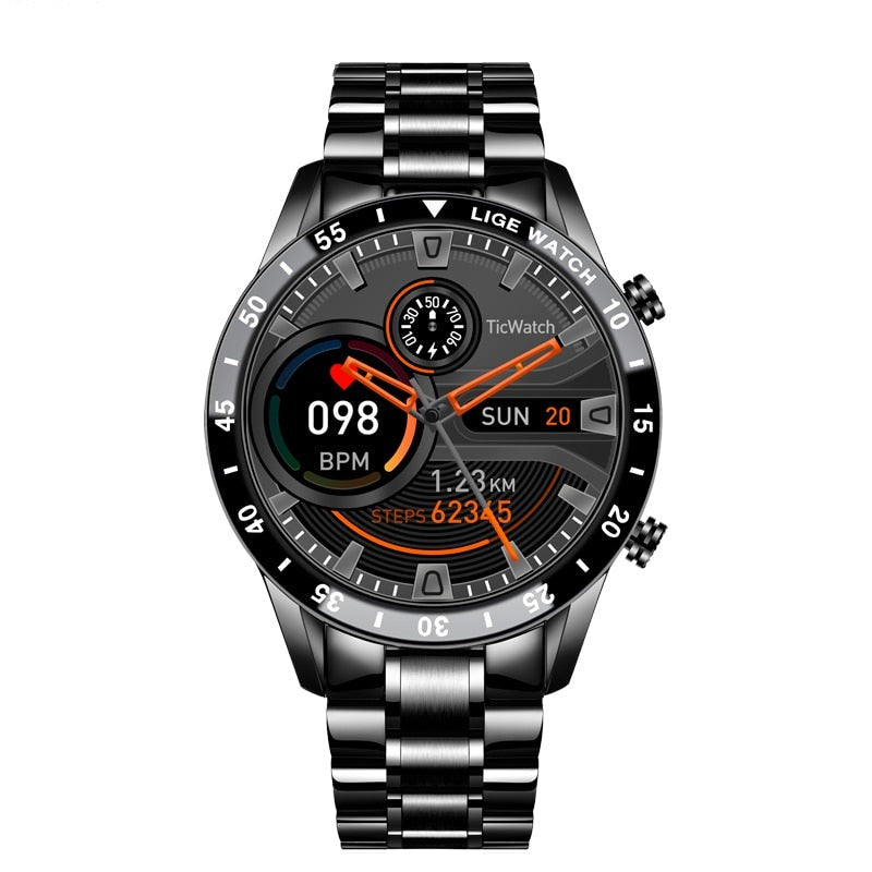 Close-up van de zwarte en zilveren smartwatch om de pols, toont meldingen en stappenteller.