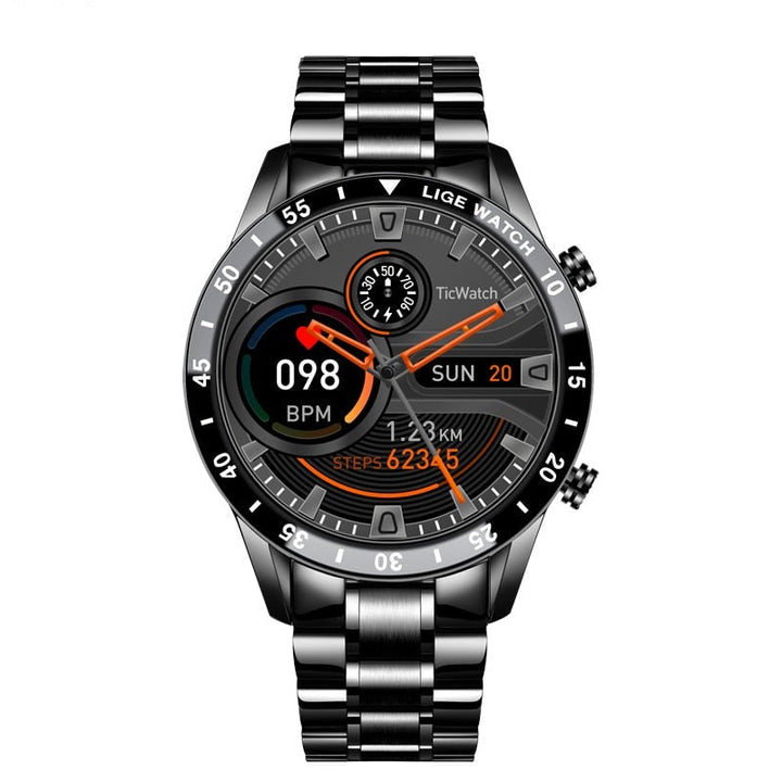 Close-up van de zwarte en zilveren smartwatch om de pols, toont meldingen en stappenteller.