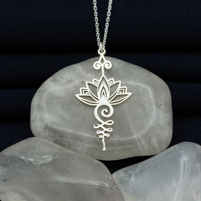 Zilverkleurige JosePendant I lotus hanger voor dames. Mooi bloem design, stijlvol en veelzijdig sieraad.