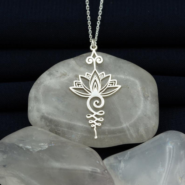 Zilverkleurige JosePendant I lotus hanger voor dames. Mooi bloem design, stijlvol en veelzijdig sieraad.