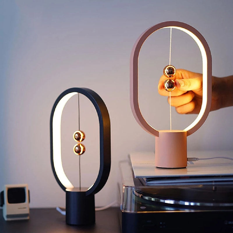 Unieke tafellamp met zwevend licht. Warme sfeer, ideaal als moderne decoratie en cadeau.