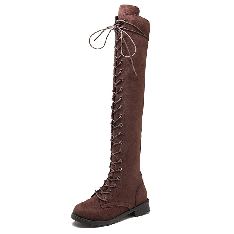 Detail van de robuuste plateauzool op trendy dames knielaarzen. Biedt grip en een stoere look.