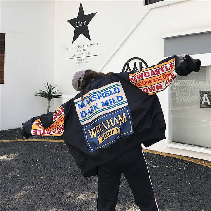 Klassieke schooljas dames, varsity jacket met contrasterende mouwen, sportief en trendy kledingstuk.