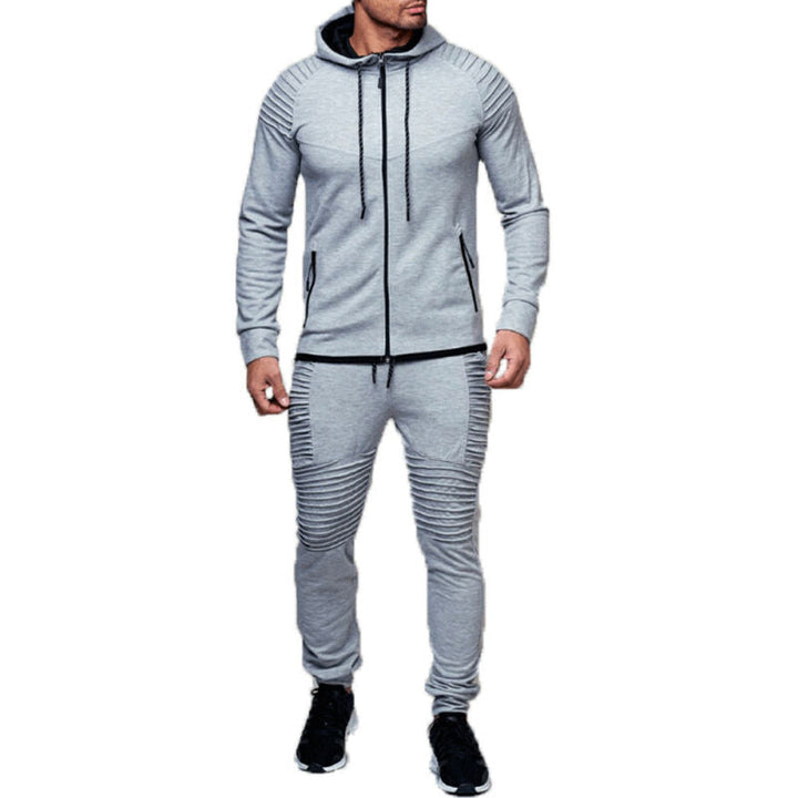 Close-up van de zachte stof van het comfortabele heren trainingspak met hoodie en joggingbroek.