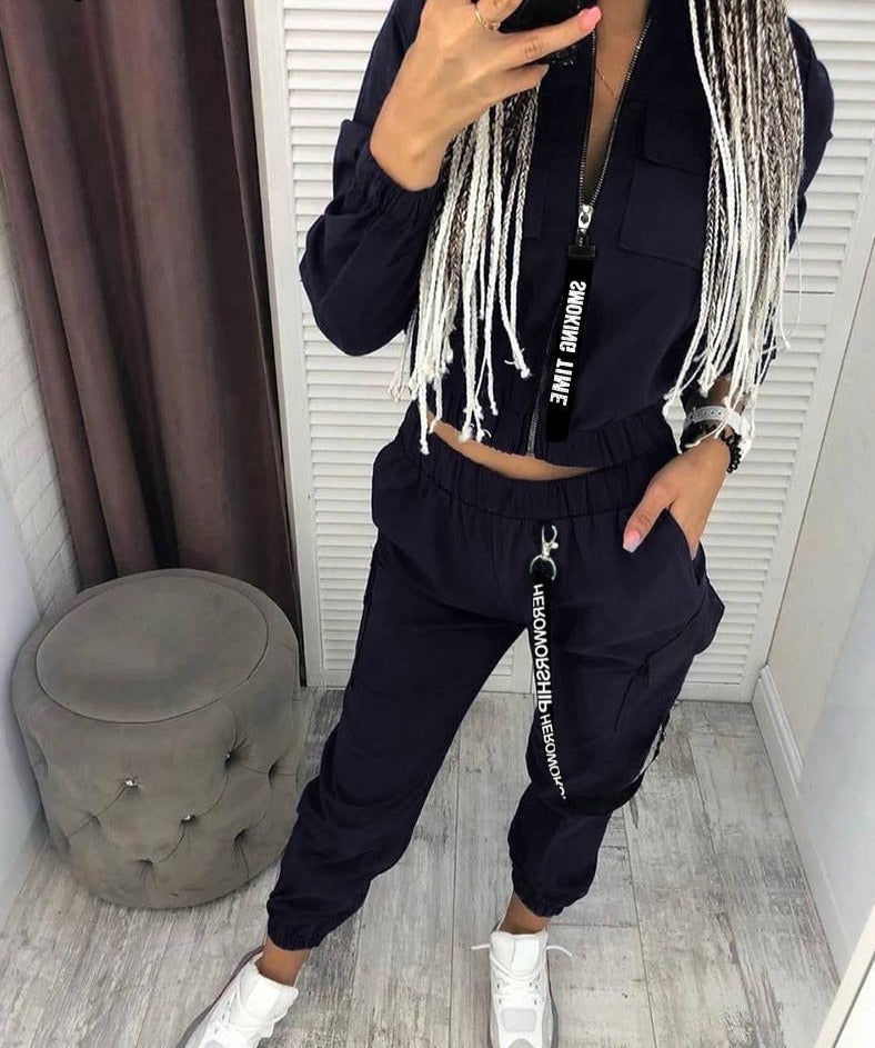 Stoere dames streetwear set, bestaande uit top en broek, voor een moeiteloos stijlvolle en comfortabele outfit.