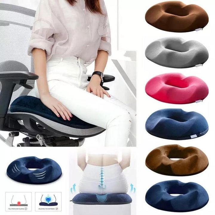 Unisex zitkussen in bruin traagschuim, perfect voor langdurig zitten met aambeien of stuitpijn.
