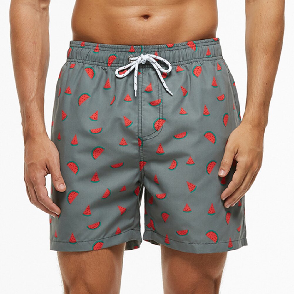 Close-up van de opvallende prints op een heren zwemshort. Levendige kleuren en uniek design voor de modieuze man.
