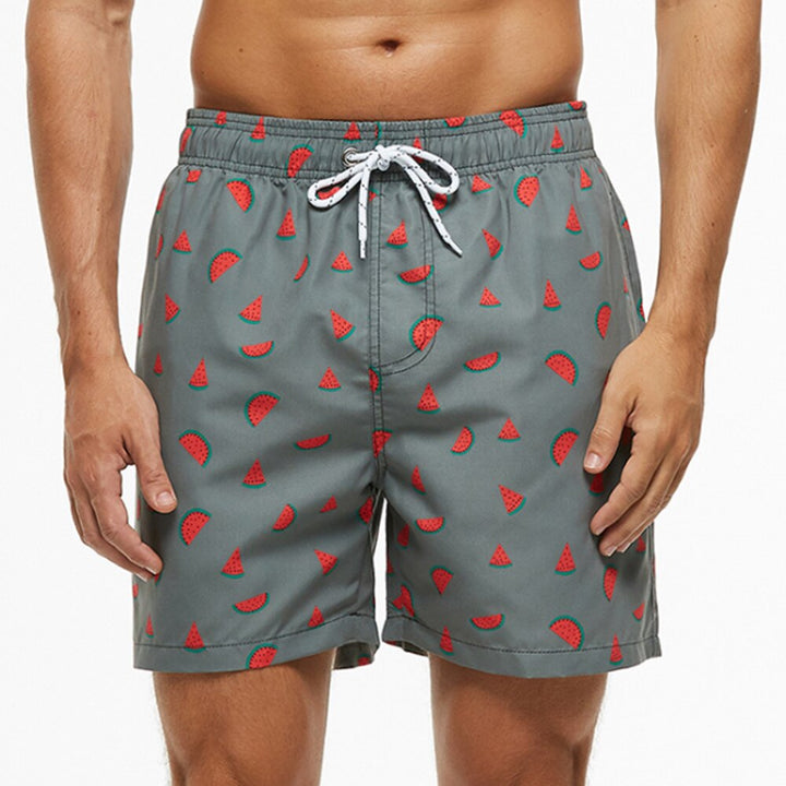 Close-up van de opvallende prints op een heren zwemshort. Levendige kleuren en uniek design voor de modieuze man.