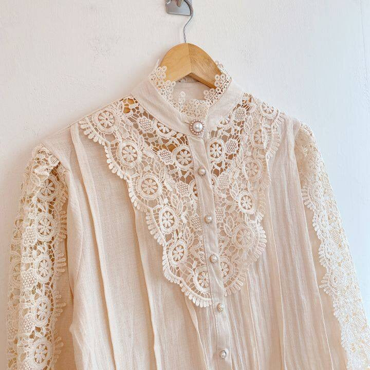 Perfecte pasvorm van de elegante damesblouse, benadrukt door de pofmouwen en de subtiele kanten accenten.