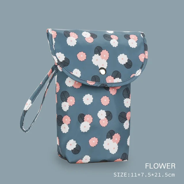 Compacte, waterdichte babyluiertas van duurzaam polyester, ideaal voor dagelijkse babyverzorging.