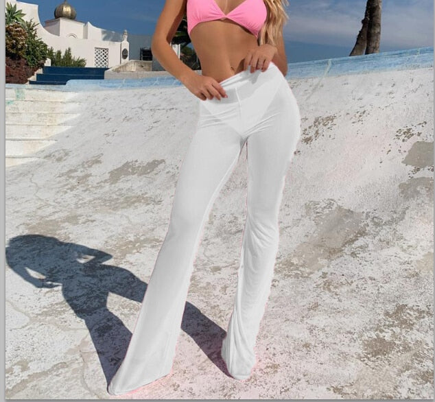 Roze flared cover-up broek voor dames, luchtig en trendy voor een dag op het strand.