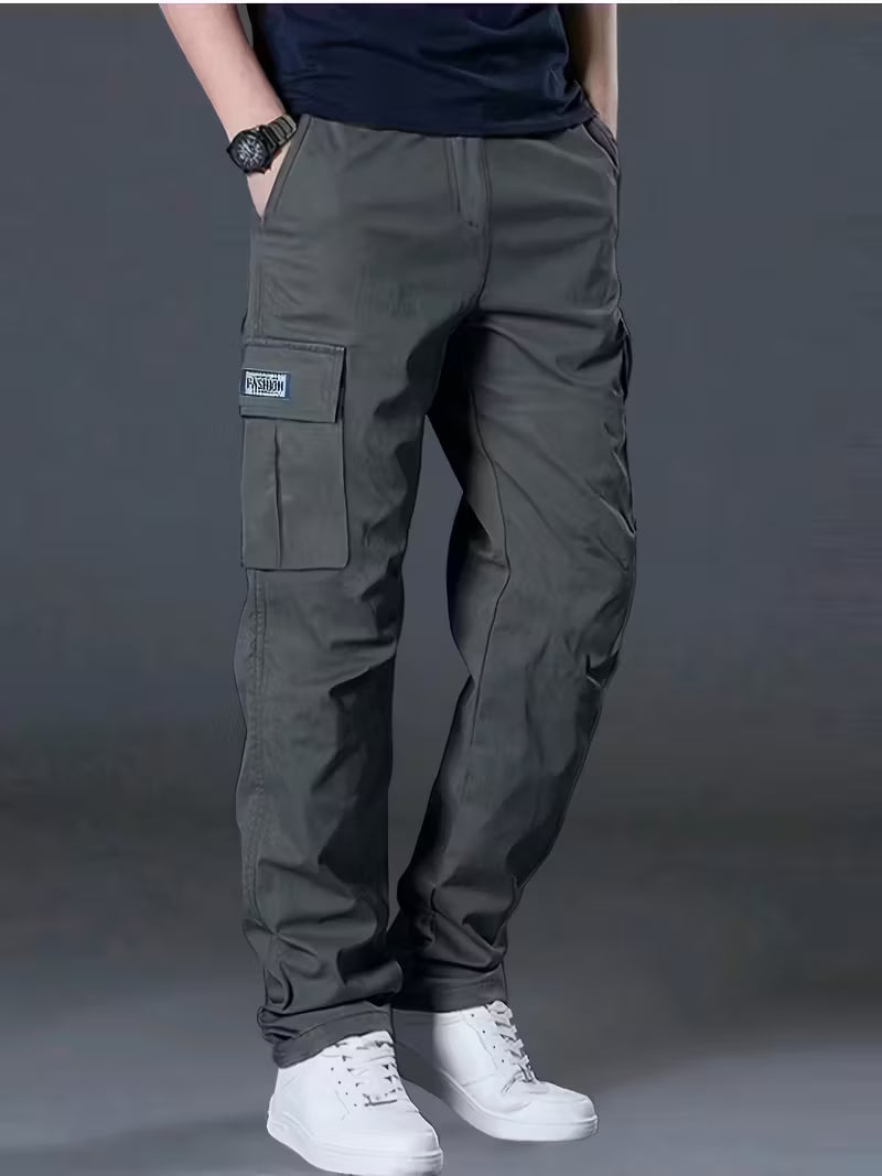 Praktische heren werkbroek met ruime zijzakken, heavy-duty en comfortabele pasvorm.
