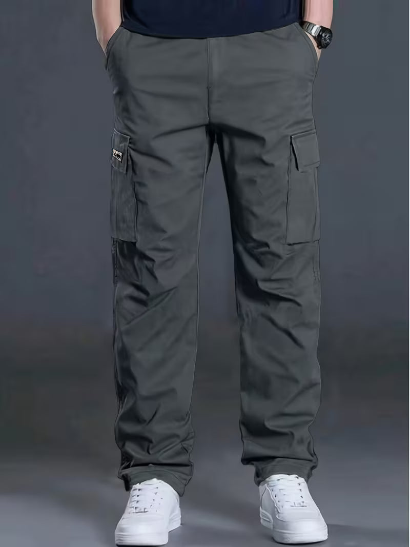 Comfortabele heren cargo broek met praktische zijzakken en verstelbare tailleband.