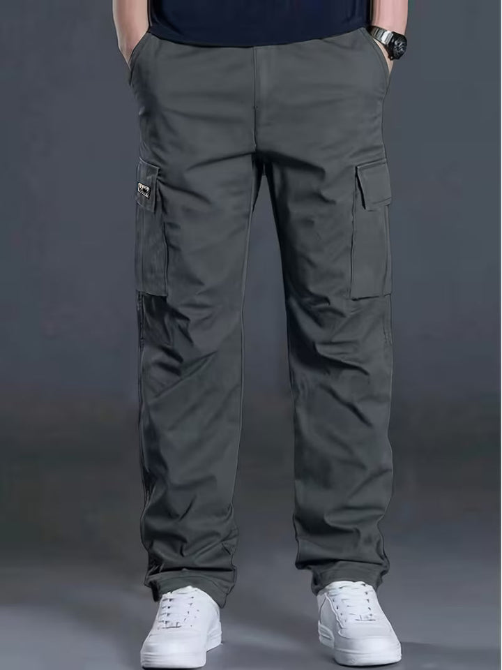 Comfortabele heren cargo broek met praktische zijzakken en verstelbare tailleband.