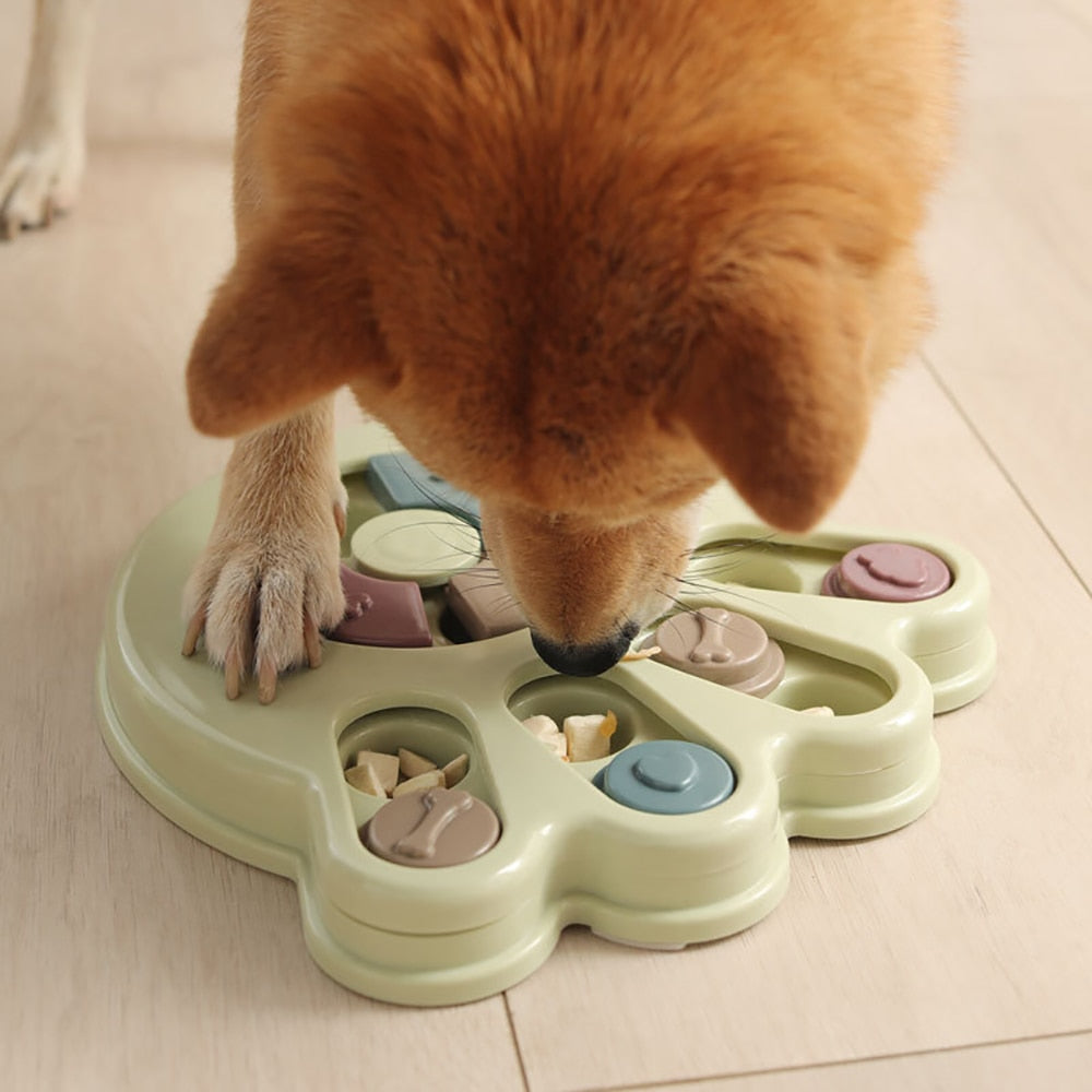 Een hond bezig met Denksport Hondentrainer MindMaze, uitdagend intelligentiespeelgoed voor mentale activering.
