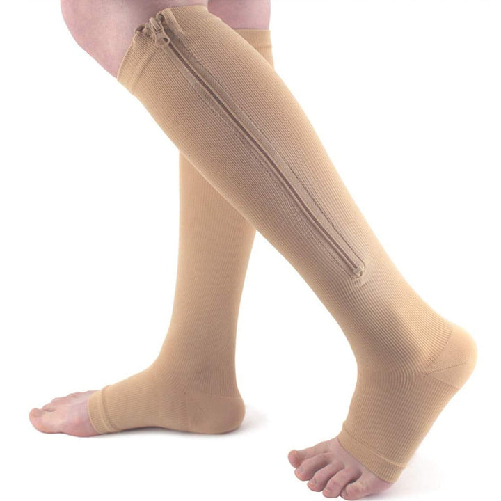 Een paar unisex steunkousen met rits, klaar om comfort en compressie te bieden voor actieve en vermoeide benen.