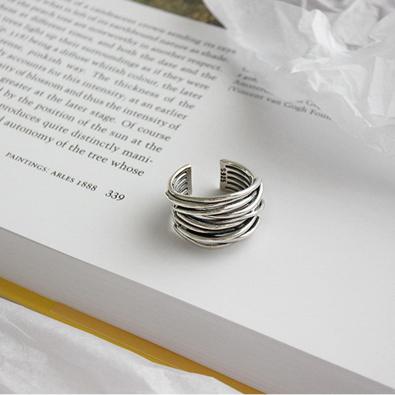 Elegante zilveren damesring met laagjesdesign, gemaakt van 925 zilver. Perfect voor moderne sieradenliefhebbers.