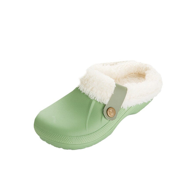 Unisex warme pluche sloffen, gedragen aan voeten, voor comfortabele winteravonden thuis.