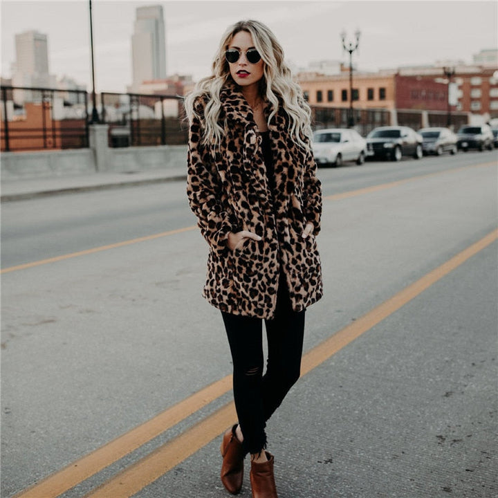 Stijlvolle damesjas met warme luipaardprint en capuchon, perfect voor winterse dagen. Trendy fauxbont bovenkleding.