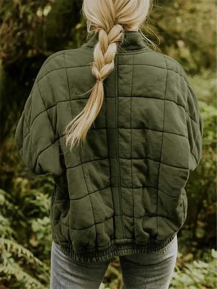 Groene overgangsjas dames, verdikt, oversized model met praktische zakken en hoge kraag.