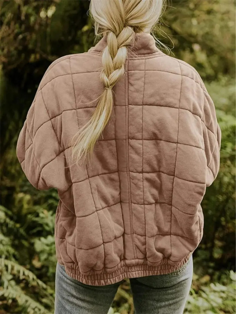 Casual zwarte oversized damesjas, verdikt, met rits en handige steekzakken.