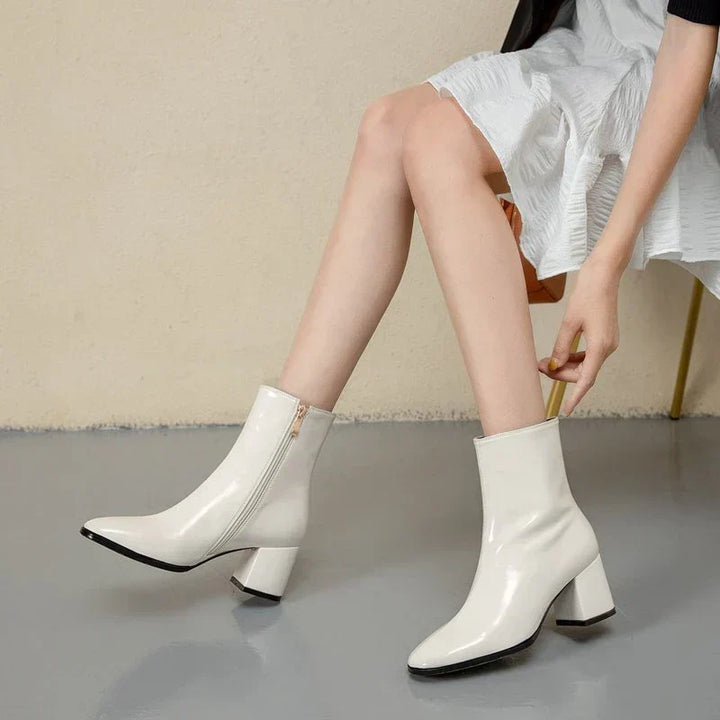 Modieuze zwarte lakleren dameslaars Luna, een trendy keuze voor elke outfit.