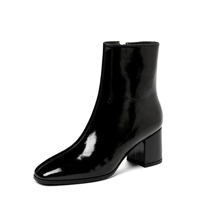 Zwarte lakleren enkellaarzen Luna voor dames, elegant en veelzijdig voor het najaar.