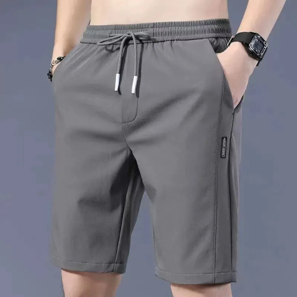 Sneldrogende en ademende herenshorts. Ideaal voor sportieve activiteiten of ontspannen vrije tijd in de zomer.