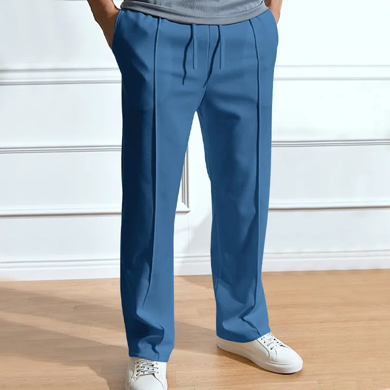 Moderne herenbroek met flexibele pasvorm en een verzorgde, casual slim fit look.