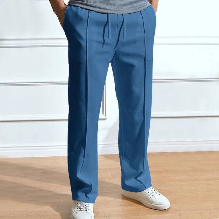 Moderne herenbroek met flexibele pasvorm en een verzorgde, casual slim fit look.