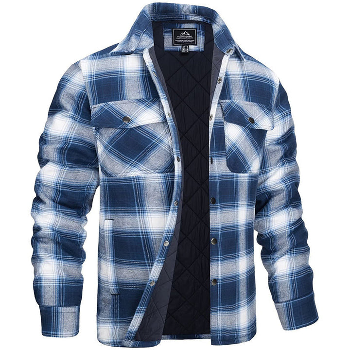 Stijlvolle man draagt een comfortabele geruite heren winterjas. Ideaal voor casual herfstmode.