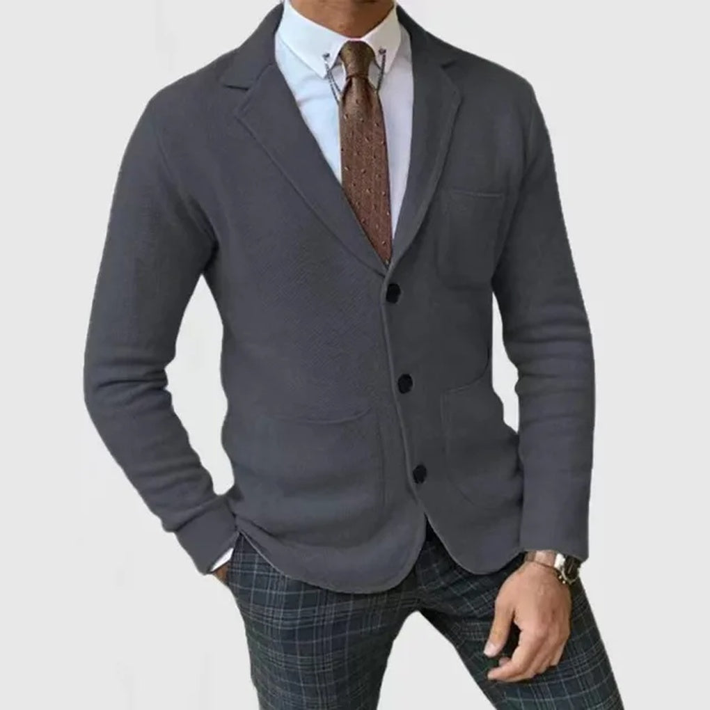 Stijlvolle heren slim fit blazer in donkere kleur; ideaal voor zakelijke meetings of formele evenementen.