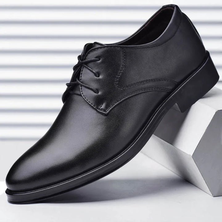 Zwarte klassieke heren Oxfords, formele veterschoenen voor bruiloften of zakelijke meetings.