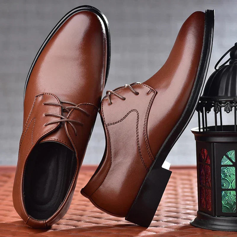 Close-up van zwarte elegante heren Oxfords, premium leer en vakmanschap, ideaal voor bruiloft.