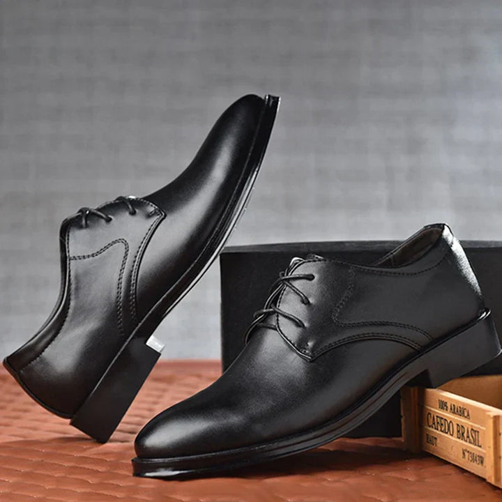 Man draagt bruine klassieke Oxford schoenen met een formeel pak, klaar voor de bruiloft.