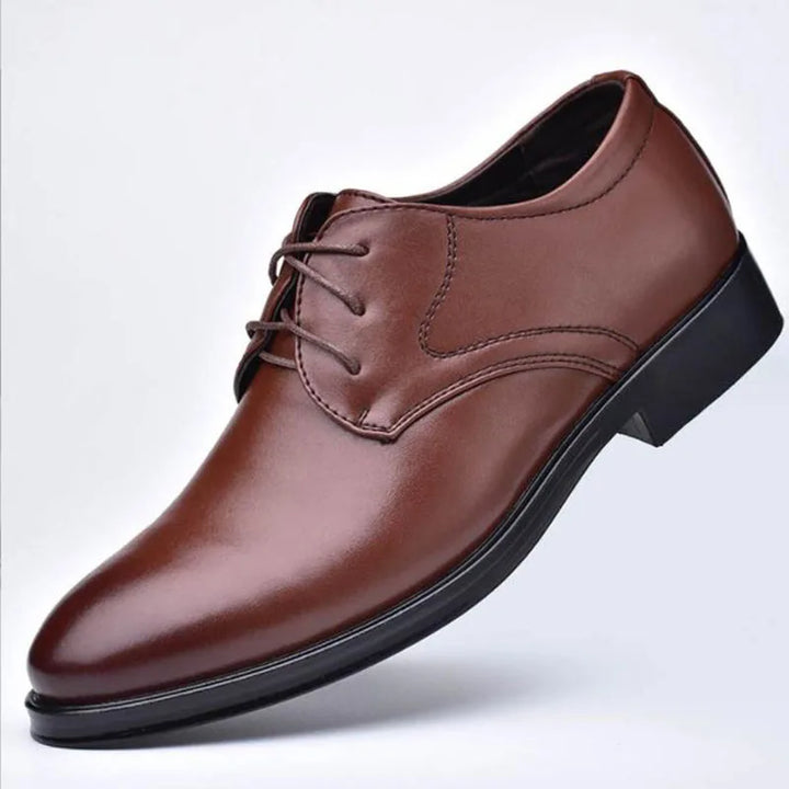 Detaillering van bruine leren heren Oxfords, glanzend en stijlvol, met vetersluiting.