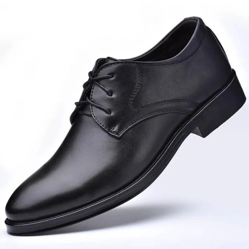 Stijlvolle zwarte Oxford heren schoenen aan voeten, ideaal voor zakelijke en feestelijke evenementen.
