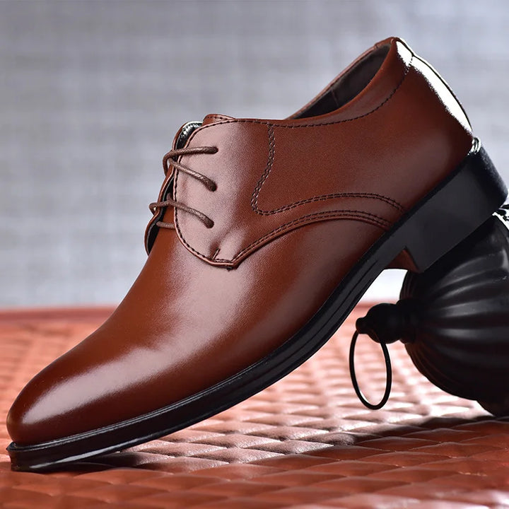 Bruine klassieke heren Oxfords, tijdloos en elegant, perfect voor formele of zakelijke gelegenheden.