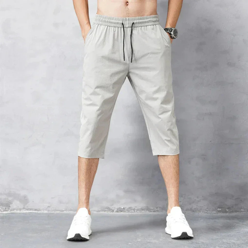 Sportieve heren nylon 3/4 broek, ademend en lichtgewicht voor wandelen en zomerse buitenactiviteiten.