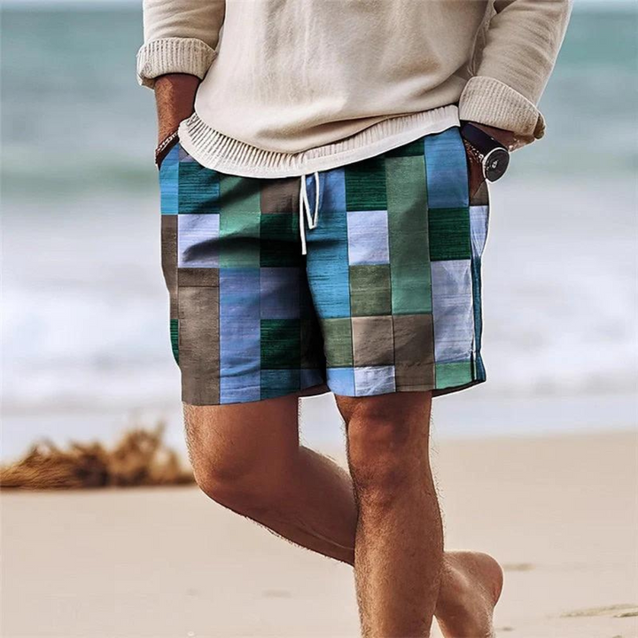 Heren zwemshort, stijlvol en modern, gedragen aan het strand. Perfecte herenzwemkleding voor zomerse vakanties.