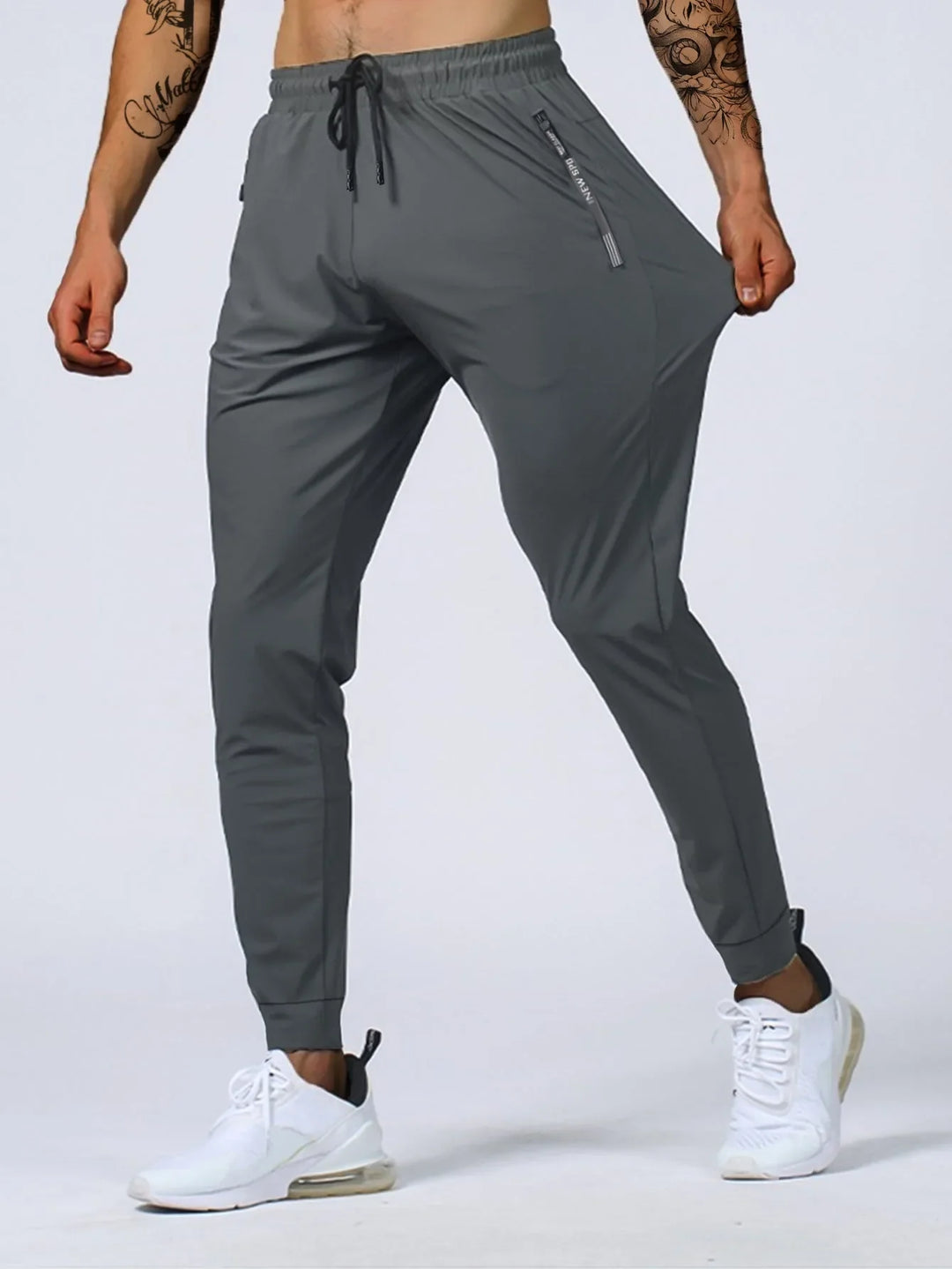 Heren slim fit joggers in zwart met stretchstof, ideaal voor sport of vrije tijd. Ademend en comfortabel.